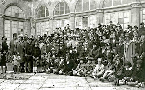 Alumnos y profesores de la Escuela de Música en 1927